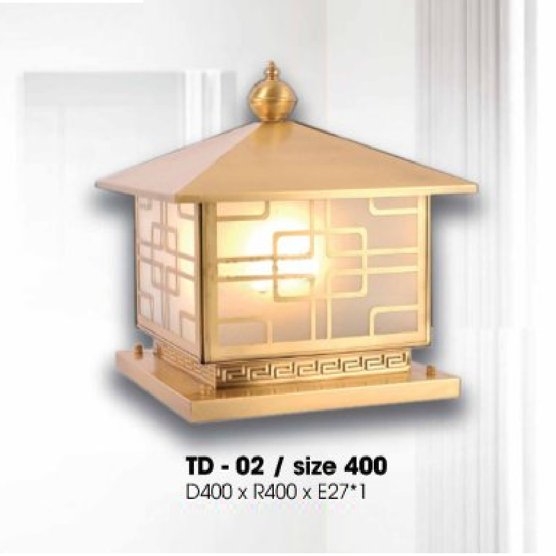 TD - 02/Size 400: Đèn gắn đầu trụ cổng xi mạ đồng - KT: L400mm x W400mm - Bóng đèn E27 x 1