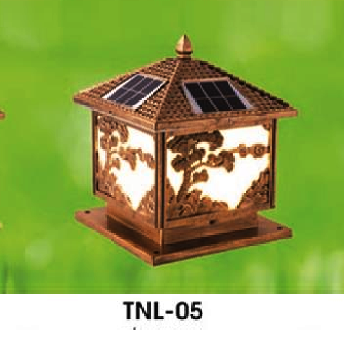 HF - TNL - 05: Đèn đầu trụ NLMT - KT: Mái 300mm x 300mm - Đế: 300mm x 300mm x H370mm - Đèn LED 4W ánh sáng đổi 3 màu + Đèn E27 x1