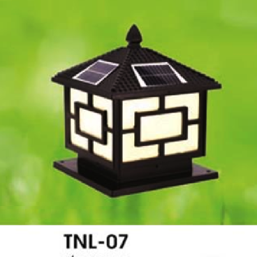 HF - TNL - 07: Đèn đầu trụ NLMT - KT: Mái: 250mm x 250mm - Đế 250mm x 250mm x H330mm - Đèn LED 3 W, ánh sáng đổi 3 màu + Đèn E27 x1